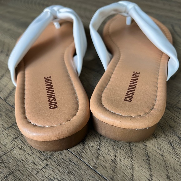 CUSHIONAIRE Quaid Knotted Vegan Leather Thong Sandal - Size 7.5 - Picture 6 of 7